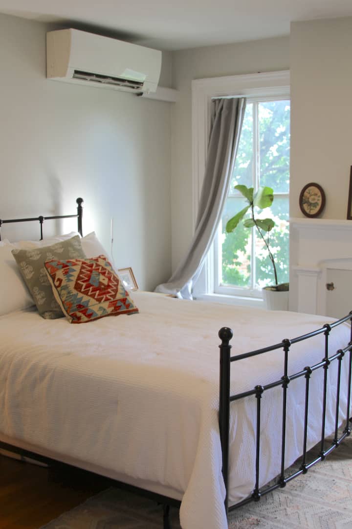 تحتوي غرفة النوم 3 على سرير كامل الحجم ومكتب وخزانة ملابس.
