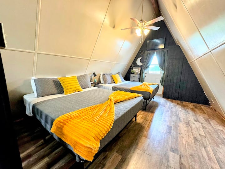 Imebuniwa kwa uangalifu kwa kuzingatia starehe na starehe, sehemu hii inatoa kila kitu unachohitaji kwa ajili ya ukaaji wa amani.

Chumba hicho kina vitanda 2 vya starehe vya ukubwa wa malkia, mashuka laini, yenye ubora wa juu kwa ajili ya kulala vizuri usiku.