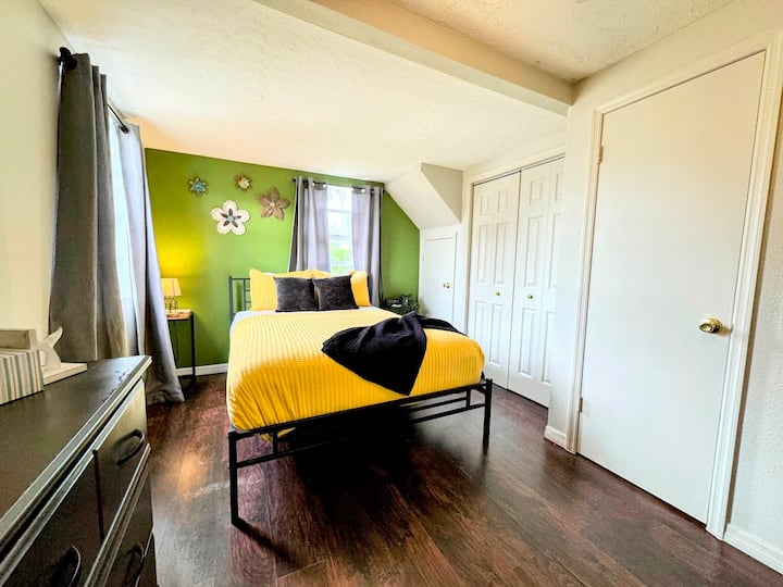 Karibu kwenye mapumziko yako ya utulivu! Chumba cha msingi cha kulala kimebuniwa kwa kuzingatia, kikitoa mazingira ya amani kwa usiku wa kupumzika na asubuhi ya uvivu. Mwangaza mwingi wa asili, mapazia ya kuzima yanapatikana kwa wale wanaopendelea sehemu nyeusi, yenye starehe.