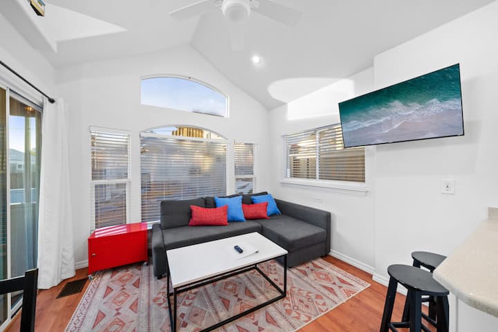 Beach Cottage, Walk To Beach, 2 Bedrm W/ Bonus Rm - San Diego, CA