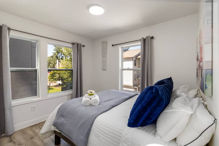 გაიღვიძეთ მზის შუქზე ამ ახალ, მყუდრო და ლამაზად მოწყობილ საძინებელში.