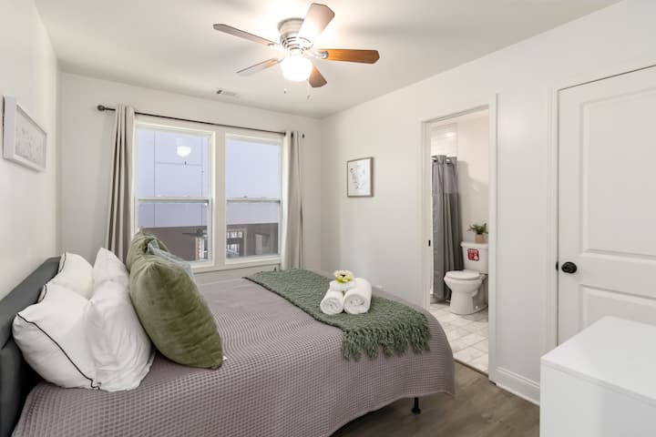 დაისვენეთ სტილში! ამ მსუბუქ, მიმზიდველ საძინებელს აქვს რბილი ნეიტრალური ფერები, ფუფუნების საწოლ‑სახარში და საკუთარი სააბაზანო, რაც მაქსიმალურ კომფორტსა და კომფორტს იძლევა.