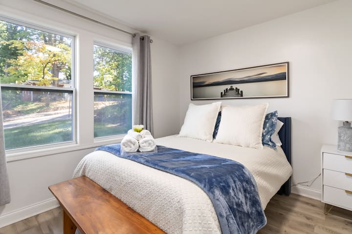 მყუდრო და მზიანი საძინებელი, რომელშიც დაგხვდებათ კომფორტული საწოლი 150‑179 სმ ზომის ლეიბითა და რბილი თეთრეული, იდეალურია დასასვენებლად და ენერგიით დასამუხტად.