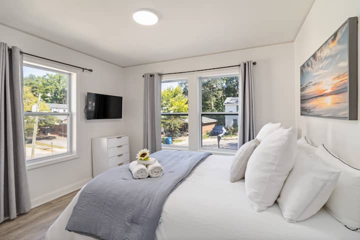 გაიღვიძეთ მზის სინათლითა და დატკბით სტილით — ეს მსუბუქი, თანამედროვე საძინებელი გთავაზობთ კომფორტს, სიმშვიდესა და იდეალურ ხედს დილით.