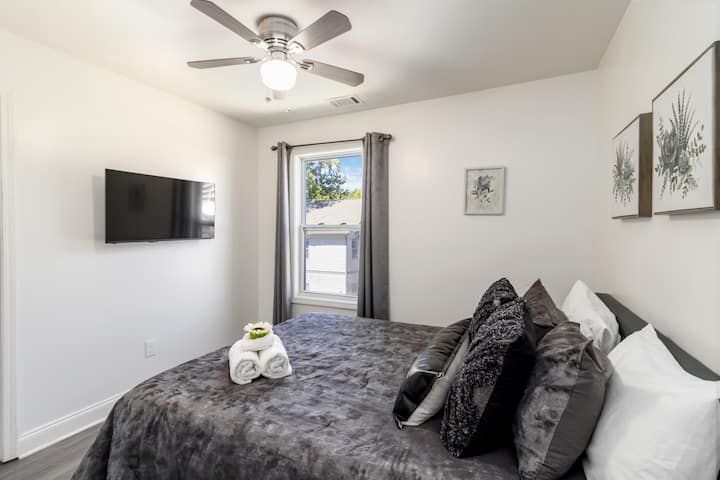 მყუდრო და ელეგანტური! მოდური საძინებლის მყუდრო ტონებში გაფორმებული ინტერიერი, ხავერდოვანი თეთრეული და თანამედროვე კომფორტი მშვიდი ძილისთვის იდეალურია.