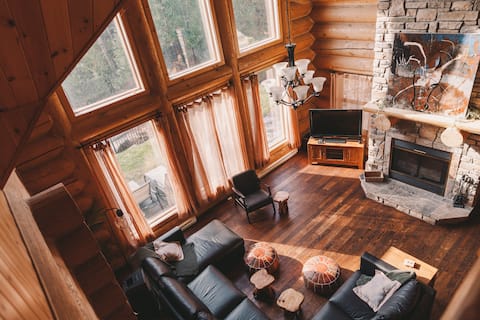 Game Room, Hot Tub & Sauna in Rustic Log Cottage