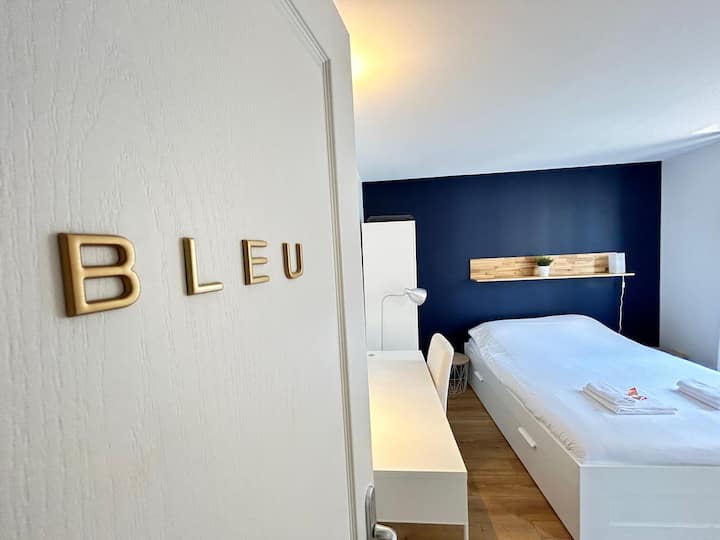 הנה החדר "בלו ", זה מצויד בטלוויזיה (ערוצי אנטנה), יש לכם גם שירותים פרטיים, מקלחת וכיור. 

לבסוף, יש לכם מיטה זוגית גדולה, שולחן כתיבה ומקום אחסון לבגדים שלכם.