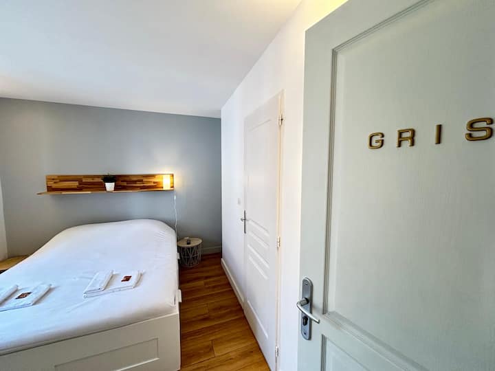 הנה החדר "גריז ", זה מצויד בטלוויזיה (ערוצי אנטנה), יש לכם גם שירותים פרטיים, מקלחת וכיור. 

לבסוף, יש לכם מיטה זוגית גדולה, שולחן כתיבה ומקום אחסון לבגדים שלכם.