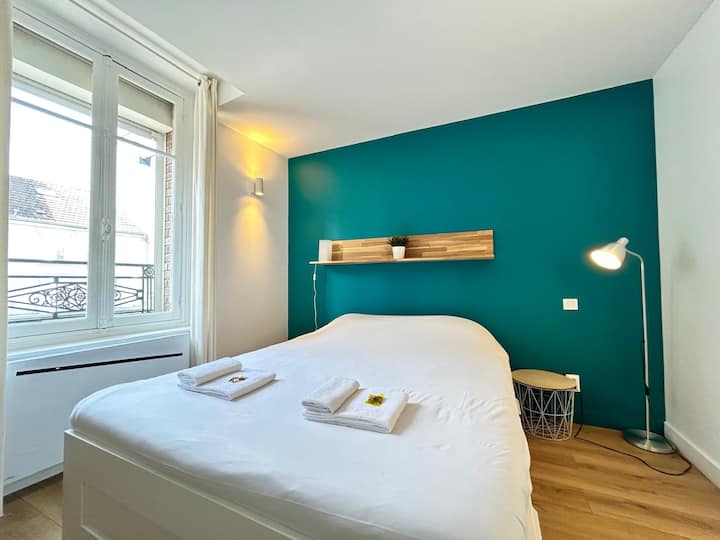 הנה החדר "הירוק ", זה מצויד בטלוויזיה (ערוצי אנטנה), יש לכם גם שירותים פרטיים, מקלחת וכיור. 

לבסוף, יש לכם מיטה זוגית גדולה, שולחן כתיבה ומקום אחסון לבגדים שלכם.