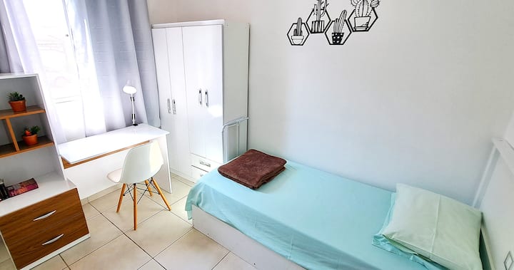 غرفة نوم مع سرير قابل للسحب وخزانة ومكتب للمكتب المنزلي، بالإضافة إلى مجموعة كاملة من البياضات والمناشف والبطانيات والوسائد.