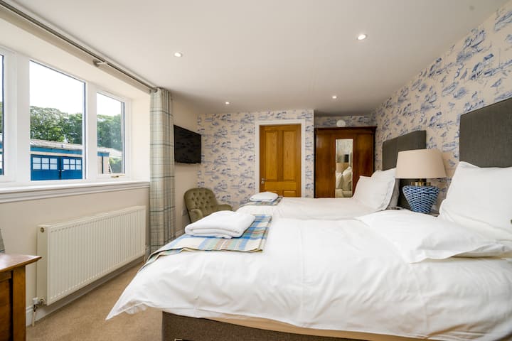 可以是两张单人床或一张超大双人床