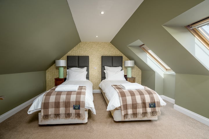 可以是两张单人床或一张超大双人床