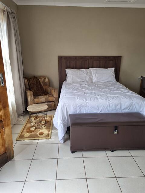 Bachelor Suite 2 at 135 Gardenia Avenue, Florapark