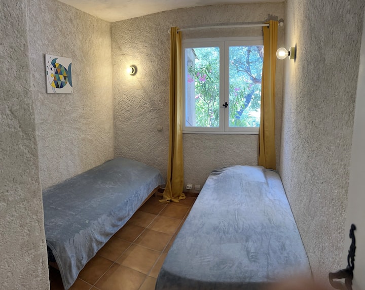 Chumba 1 kingine cha kulala chenye vitanda 2 vya mtu mmoja 190x90