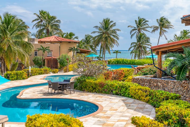 Luxury Private Beachfront: Tennis/ Pickleball/Pool