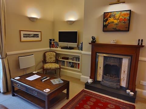 Popular Airbnb listing: Romantic Georgian Apartment in Edinburgh New Town in Craigentinny & Duddingston