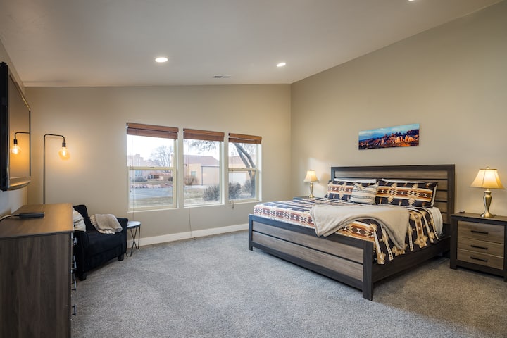 Amplio dormitorio principal con cama King y baño adjunto