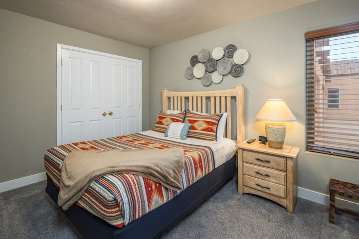 Segundo dormitorio con cama tamaño Queen y TV.