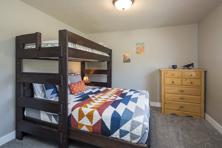 Tercer dormitorio con cama doble y queen y escritorio