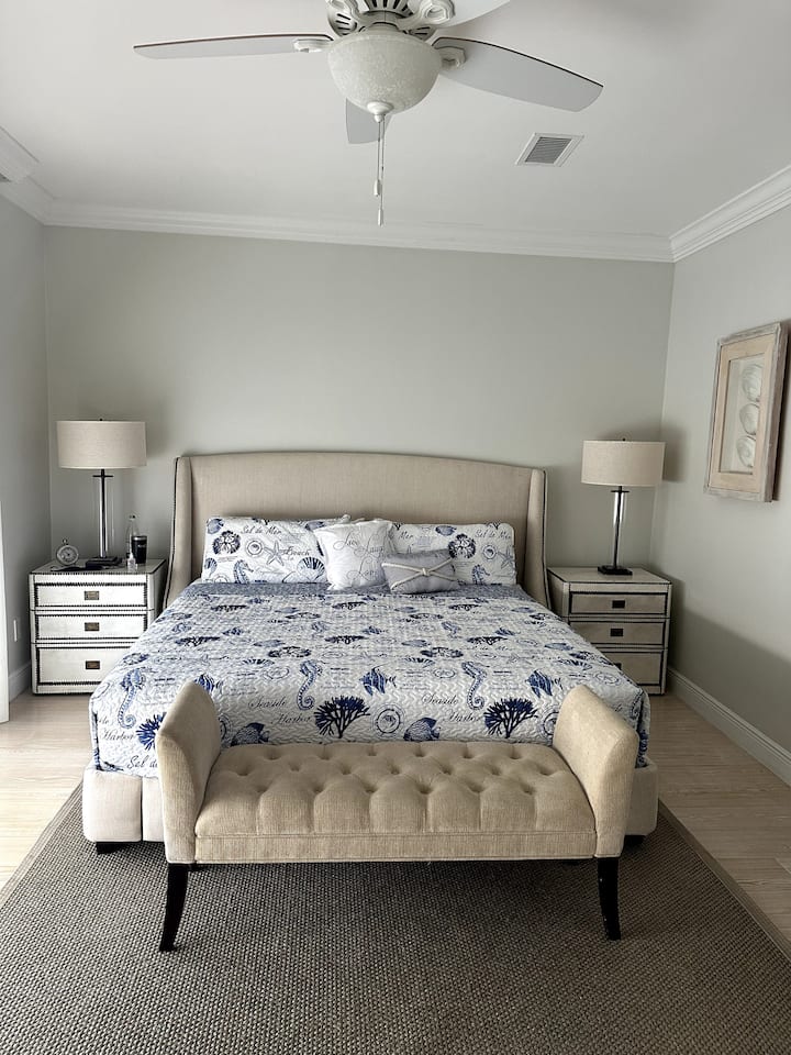 Chumba kikuu cha kulala kina kitanda cha ukubwa wa kifalme chenye mitindo laini, yenye upepo mkali na kina bafu lenyewe la chumba cha kulala.