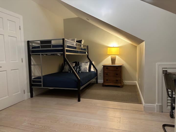 Hiki ndicho chumba cha watoto, kilicho na kitanda cha ghorofa. Pia kuna dawati na hutoa mandhari nzuri, kama utakavyoona kwenye picha inayofuata. Kukiwa na godoro la ziada la hewa linalopatikana unapoomba, watoto wako wanaweza kukaa hapa na kufurahia sana!