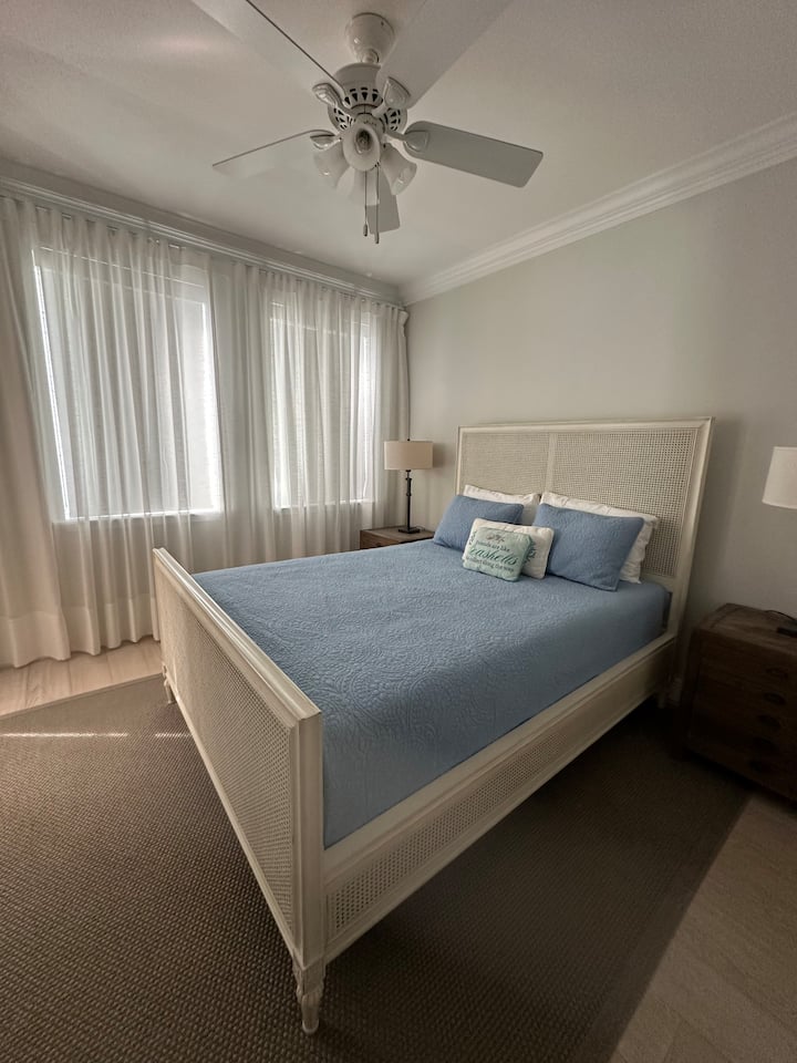 Hiki ni chumba cha Malkia kwenye ghorofa ya kwanza, kilicho na bafu la malazi. Chumba cha kulala kinatoa mwonekano mzuri wa sehemu ya bwawa na bahari.