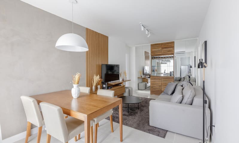 Apê 2 suites garagem, piscina, arrumadeira incluso