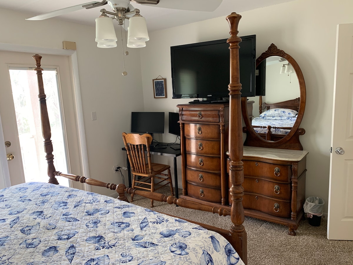 طاولة عرض رئيسية مع شاشتين محفوظة في الخزانة الرئيسية