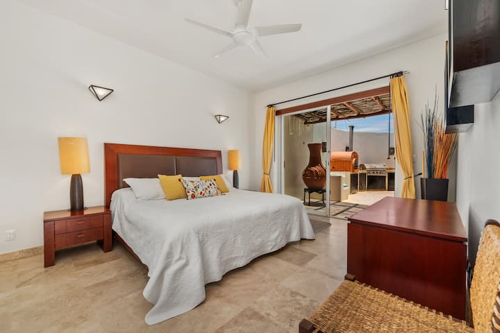 Segunda recamara, esta conectada por la zona del patio y terraza. Tiene una cama tamaño Queen, una cajonera para guardar objetos personales, y baño completo privado.