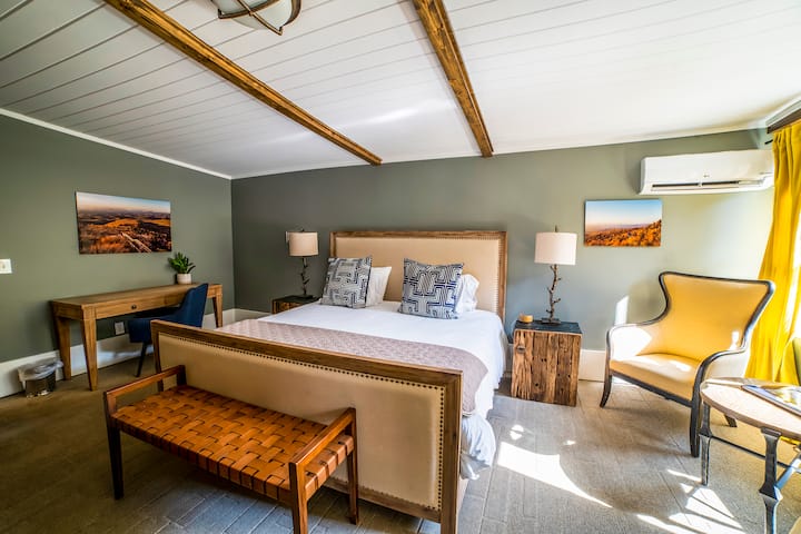 Room Five At Hellbender Bed & Beverage - Blowing Rock, NC
