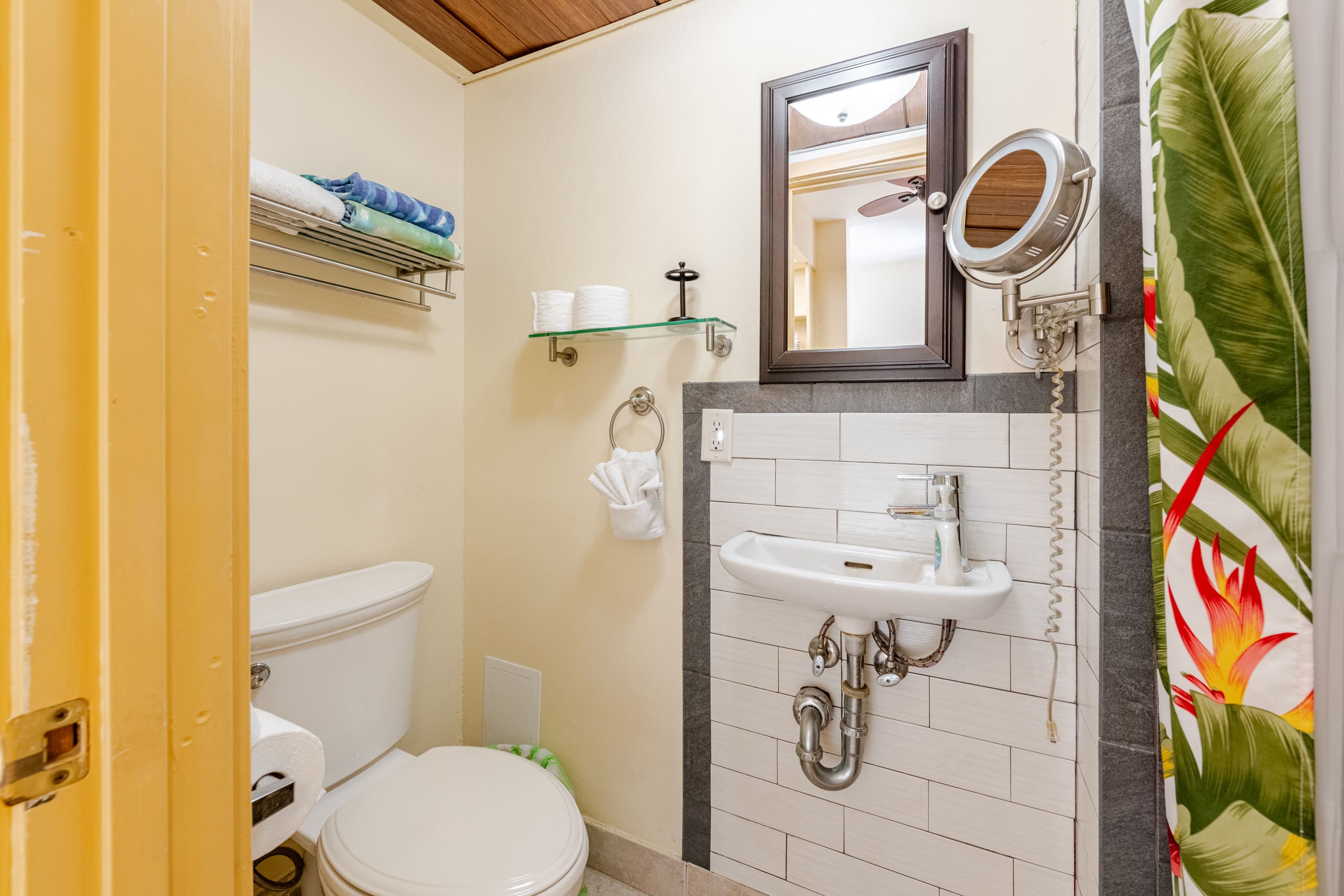 Condo in Kailua-Kona · ★4.87 · Studio · 1 bed · 1 bath - Image 7