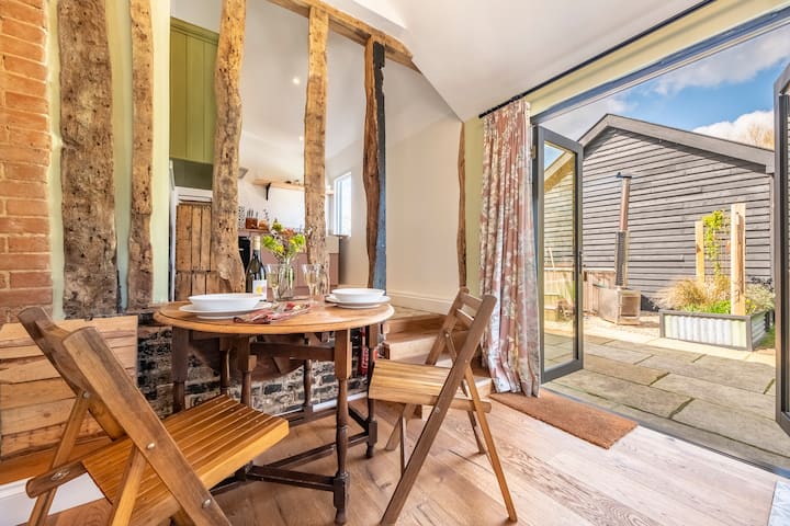 Romantic Getaway, Private Hottub. Sauna Hire - Suffolk