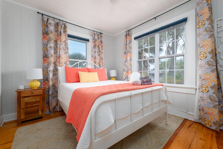 Chumba cha kulala cha 2: Kitanda kizuri cha ukubwa wa malkia. 