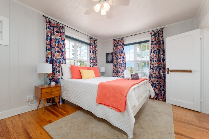 Chumba cha kulala cha 1: Kitanda cha ukubwa wa malkia chenye bafu la 1/2 

Godoro la povu la kumbukumbu! Mashuka na blanketi la kutupa zimejumuishwa. 