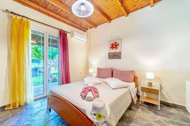 مكان جميل مع أرضية حجرية مرصوفة بالحصى