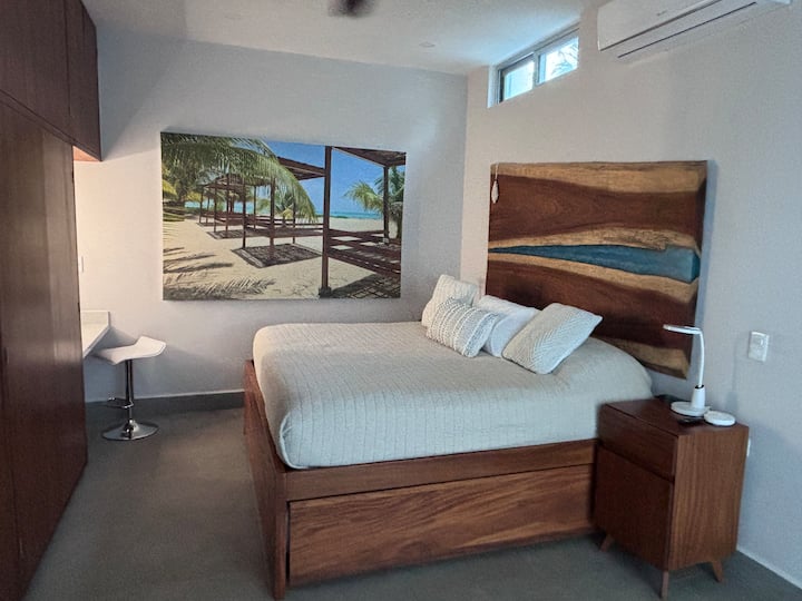 一楼卧室-私人步行露台（花园）。 加大双人床下方设有额外的单人床。 