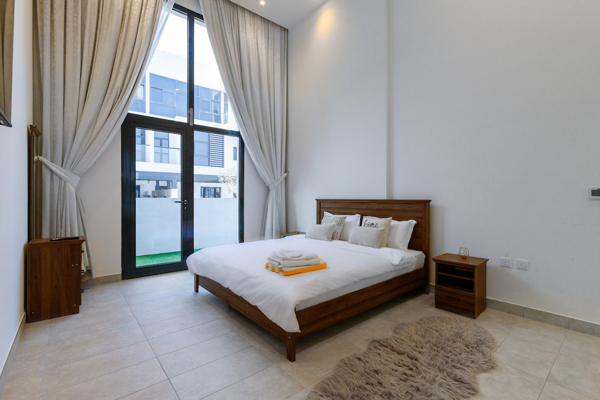 ️  ห้องนอนใหญ่ - ที่ซึ่งความหรูหรามาบรรจบกับความสงบรอคุณอยู่ ✨