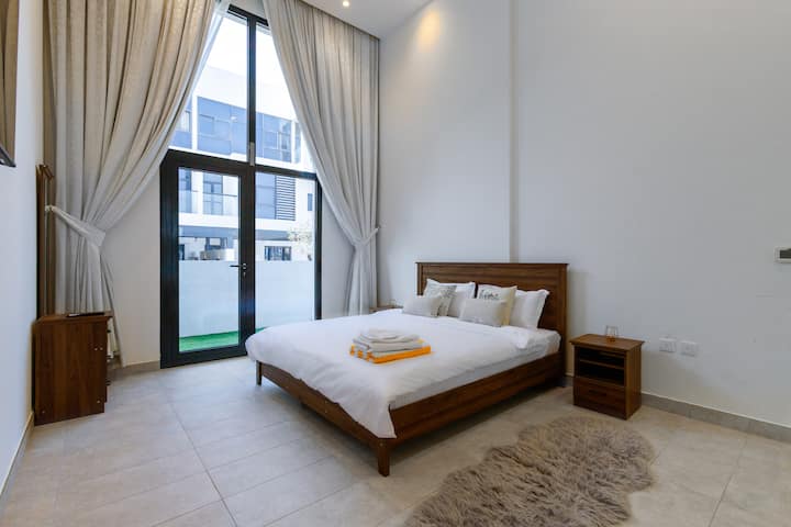 Спалнята на ️  майстора - там, където луксът среща спокойствието, ви очаква. ✨