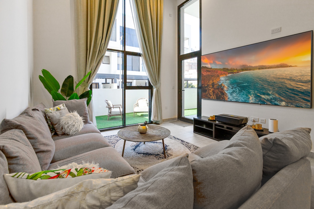 ✨ ที่ซึ่งแสงธรรมชาติมาบรรจบกับความหรูหรา เพดานคู่วิวสวนและทีวีขนาด 100 นิ้วเพื่อประสบการณ์การใช้ชีวิตที่ดีที่สุด 