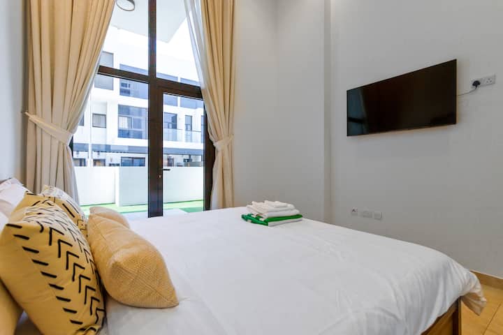 В стаята е включено и голямо ️ двойно легло със самостоятелен изход към градината и терасата