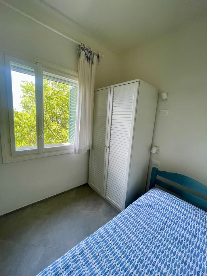 غرفة نوم بها سرير فردي