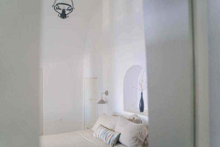 Caldera View Master Cave Villa with Hot Tub gallery image 2