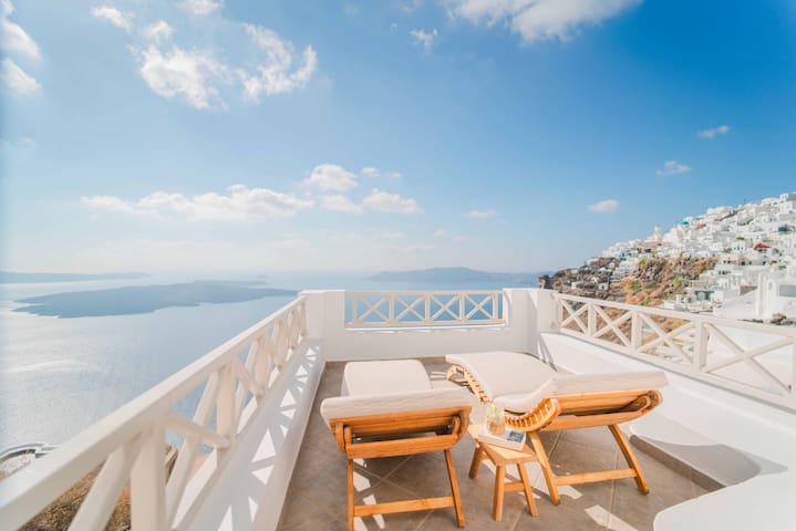 Caldera View Master Cave Villa with Hot Tub