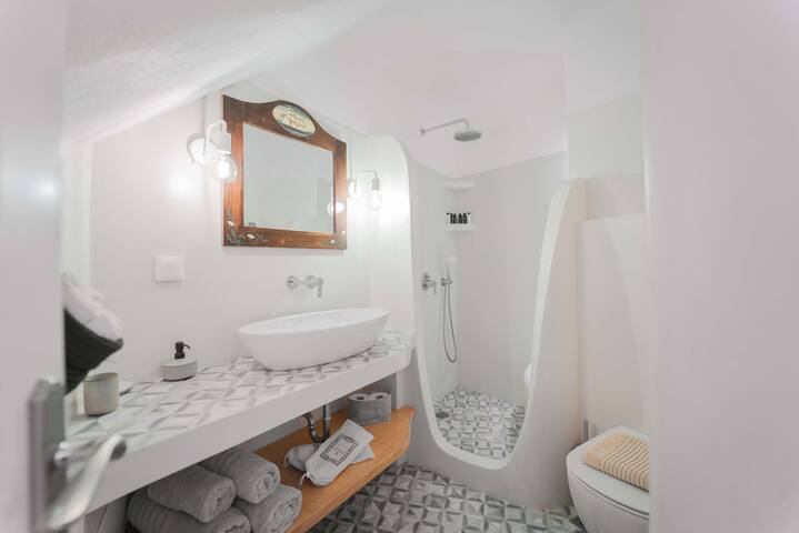 Caldera View Master Cave Villa with Hot Tub gallery image 5