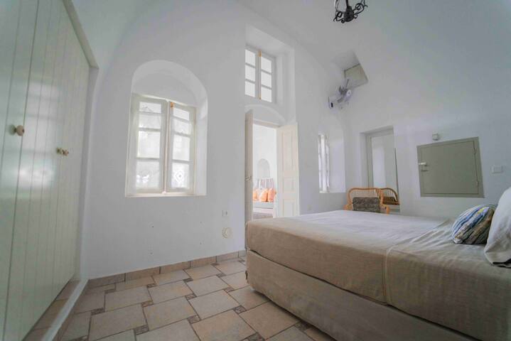 Caldera View Master Cave Villa with Hot Tub gallery image 4