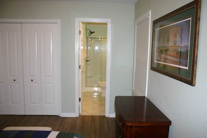 DORMITORIO PRINCIPAL CON BAÑO COMPLETO ADJUNTO