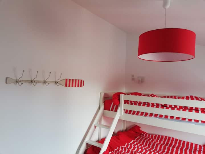 spavaća soba na katu s krevetom na kat za 3 osobe (sastoji se od 1 kreveta širine 140 cm i 1 kreveta širine 90 cm) i ormarom 

Posteljina nije obavezna

ℹ  ️ Na fotografijama su prikazane 3 spavaće sobe, no samo će vam 2 biti dostupne tijekom boravka, ovisno o tome koju odaberete.