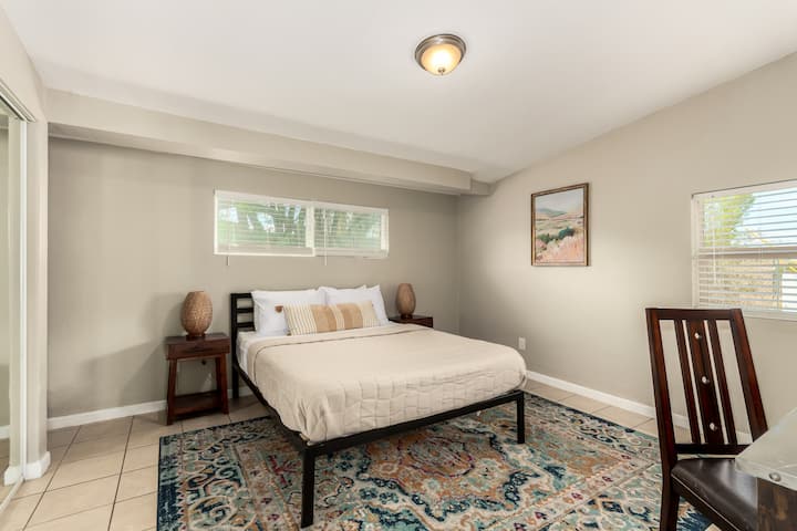 Slaapkamer twee met bureau/werkruimte