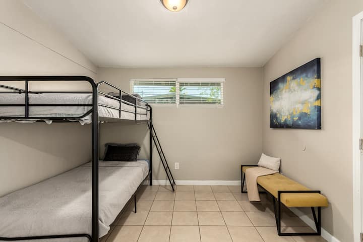 Slaapkamer drie met bureau/werkruimte