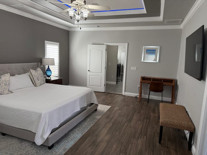 غرفة نوم رئيسية ثانوية في الطابق الثالث مع حمام خاص وغرفة ضخمة!